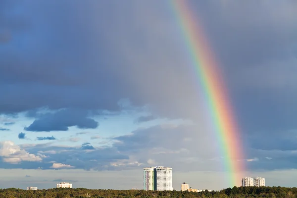 Městské panorama s duhou — Stock fotografie