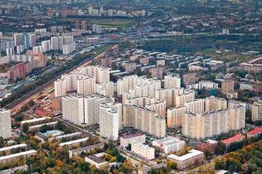 sonbahar günü içinde modern kentsel yerleşim bölgesi