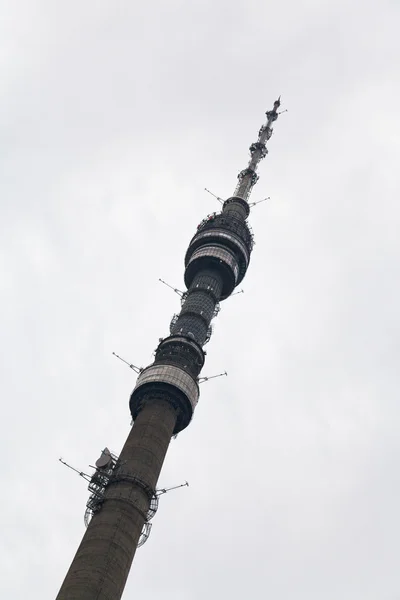 Torre de televisión Ostankino en Moscú en día nublado, Rusia — Foto de Stock