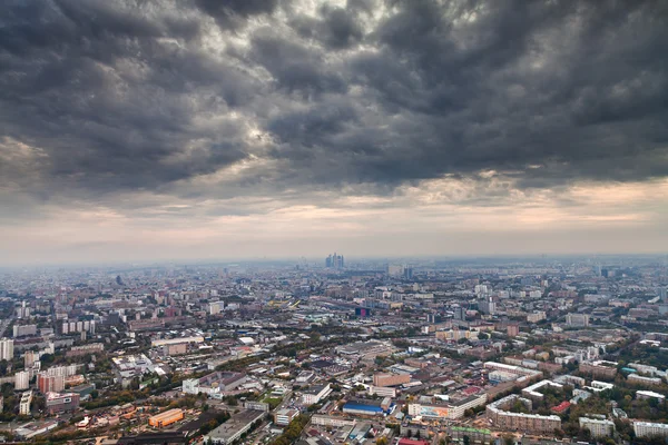 Nuvens cinzentas escuras do outono sob a cidade grande — Fotografia de Stock