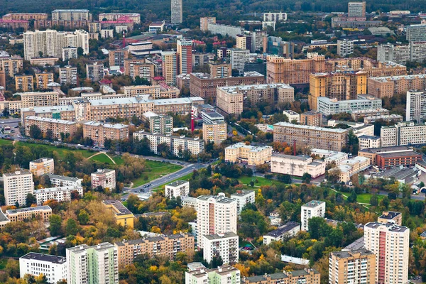 Barrio residencial urbano moderno en otoño por la tarde — Foto de Stock