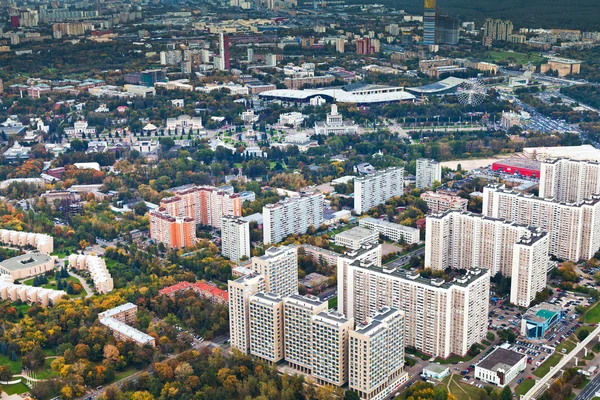 Современный городской жилой район в осенний день — стоковое фото