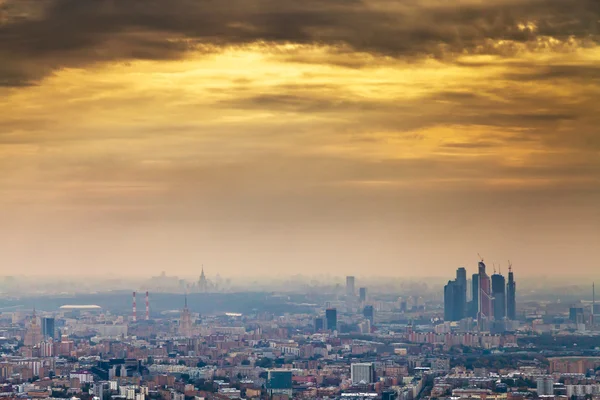 Automne jaune coucher de soleil tardif sous Moscou ville — Photo