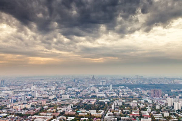 Dunkelgelbe graue Wolken unter herbstlichem Moskau — Stockfoto