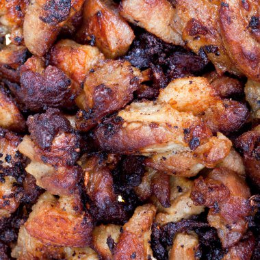 tavada dilimlenmiş domuz