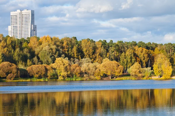 Parque urbano de otoño en la orilla del río por la tarde — Foto de Stock