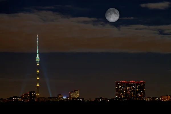 Skyline van de nacht met volle maan en Ostankino-towe — Stockfoto