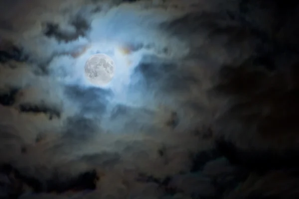 Pełnia księżyca w nocy chmury — Zdjęcie stockowe