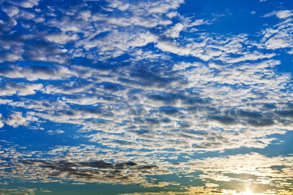 Wolken in blauwe hemel op herfst ochtend — Stockfoto