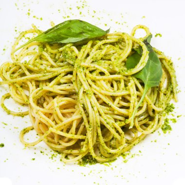 Spagetti pesto ve fesleğen yaprağı ile karışık