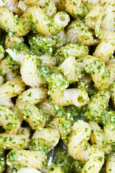 Włoski makaron cavatappi z sosem pesto — Zdjęcie stockowe