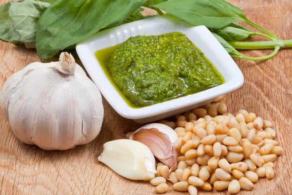 Molho pesto italiano com ingrediente — Fotografia de Stock