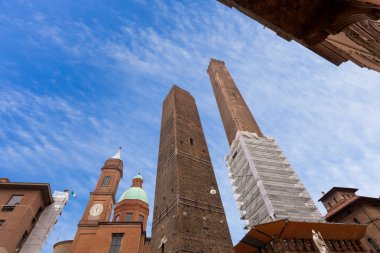 Saray ve iki kule ve Bologna heykeli