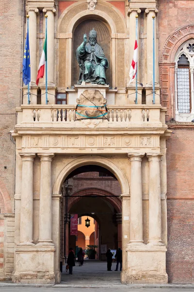 Bronze statue of Bolognese Pope in Accursio Palace. Bologna. — Stock Photo, Image