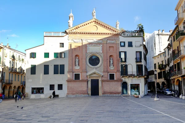 Vue de face sur la Piazza dei Signori et l'église de San Cleme — Photo