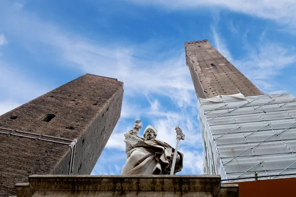 Las torres y la estatua bajo el cielo azul de Bolonia — Foto de Stock