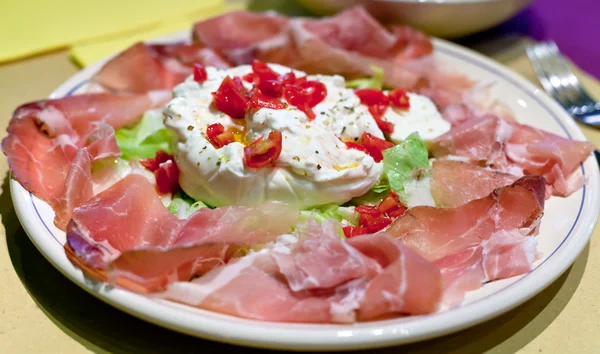 与帕尔玛意大利熏火腿 crudo burrata — 图库照片