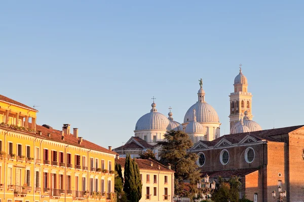 Houses on Prato della Valle with a view Basilica of Santa Giusti — Stock Photo, Image