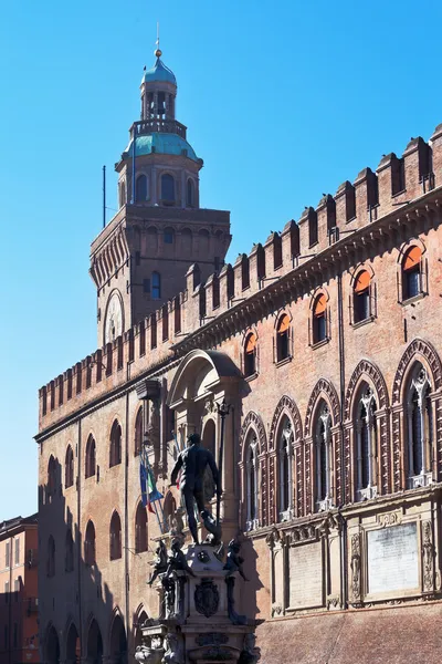 Visa på fontän av Neptunus och stadshuset i bologna — Stockfoto