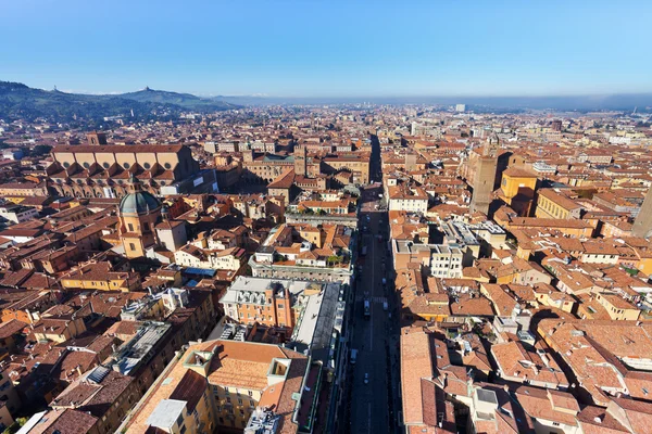 Uitzicht vanaf asinelli toren op strada maggiore in bologna — Stockfoto