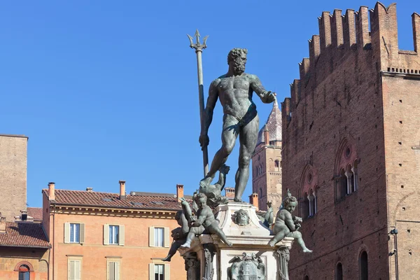 Fontän av Neptunus i bologna i solig dag — Stockfoto