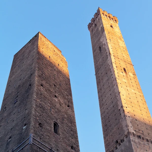 Due Torri - símbolo de la ciudad bajo el cielo azul de Bolonia — Foto de Stock