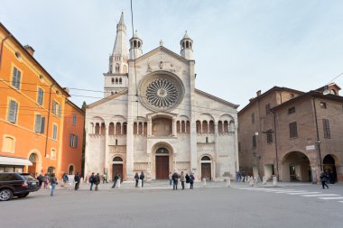 Corso duomo ve cephe modena Katedrali