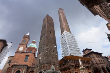 Saray ve iki kule ve Bologna heykeli