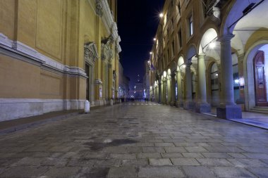 Bologna, İtalya, gece ile altabella