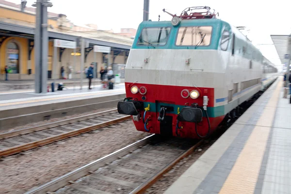 Comboio na estação ferroviária — Fotografia de Stock