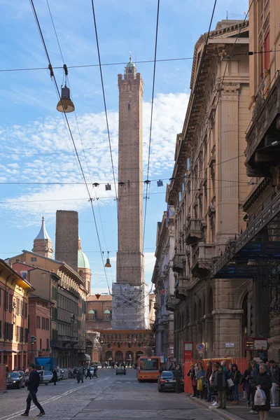 Torre Asinelli y vía Santo Stefano en Bolonia — Foto de Stock