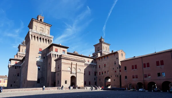 Vista lateral exterior del Castillo Estense en Ferrara — Foto de Stock