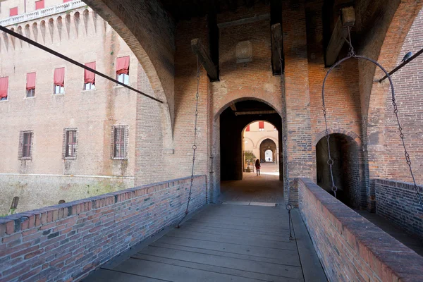 Brug naar het kasteel estense in ferrara — Stockfoto