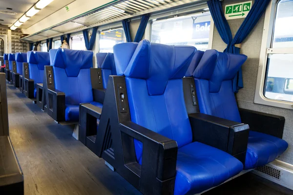 Blauwe zitplaatsen in de trein — Stockfoto