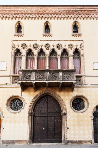 Puerta, balcón de casa medieval en Bolonia —  Fotos de Stock