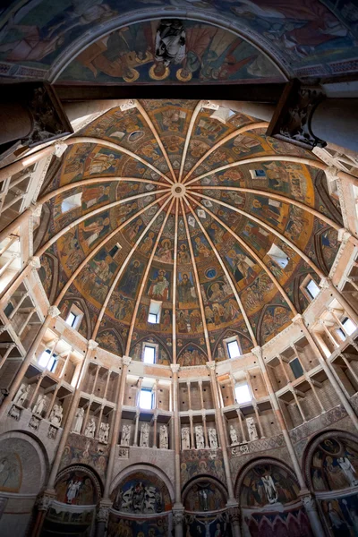 Geschilderd plafond en de muren van het Baptisterium van Bourbon-parma — Stockfoto