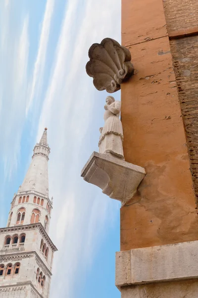 Bonissima es una estatua medieval en la esquina del Ayuntamiento de ModenaTown —  Fotos de Stock