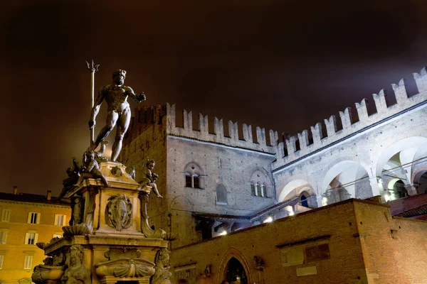 Fontaine de Neptune à Bologne la nuit — Photo