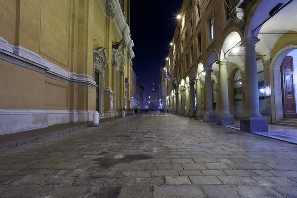 Via Altabella en Bolonia, Italia por la noche — Foto de Stock