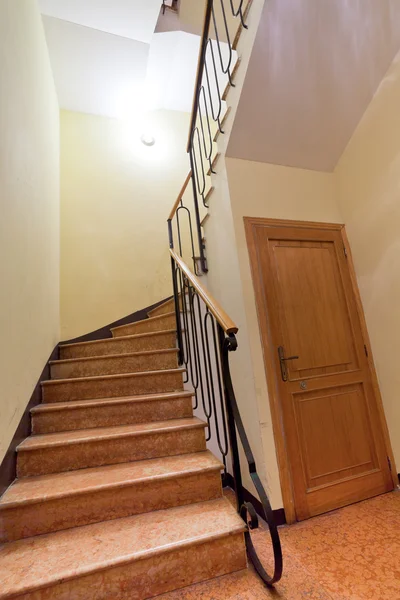 Escalera delantera estrecha en la casa — Foto de Stock