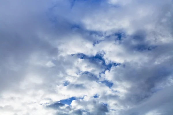 Tussen najaar wolken breken — Stockfoto