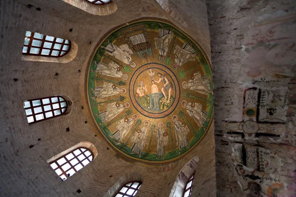 Ceiling Mosaic of the Arian Baptistery and ancient christian cro — Stock Photo, Image