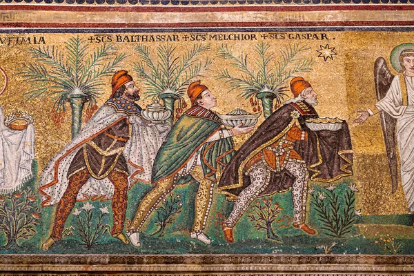 Mosaic the three magi in Sant Apollinare Nuovo in Ravenna — Stock Photo, Image