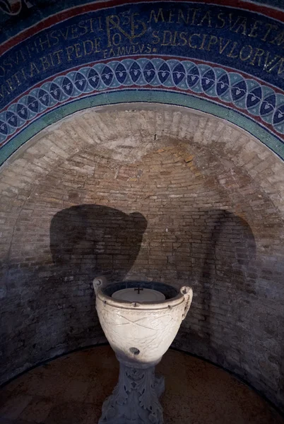 Ниша с античной римской мраморной вазой в неоновом баптистерии — стоковое фото