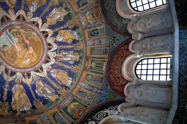 Mosaico e stucchi del Battistero neoniano — Foto Stock