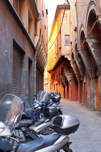 Motocykl na starej wąskiej uliczce w Bolonii — Zdjęcie stockowe