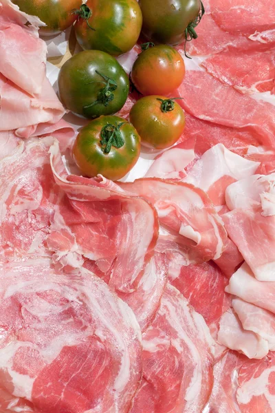 Italienischer Prosciutto, Bauchspeck und grüne Tomaten — Stockfoto