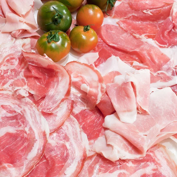 Italienischer Prosciutto, Bauchspeck und grüne Tomaten — Stockfoto