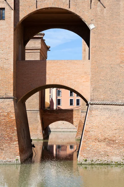 Gracht en bruggen van kasteel estense in ferrara — Stockfoto