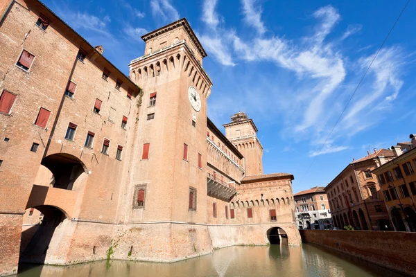 Gracht en het kasteel estense in ferrara — Stockfoto